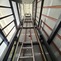 Hueco de elevador con guías y estructura