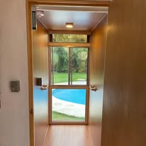 Elevador exterior con estructura alta