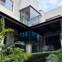 Elevador panorámico en patio interior